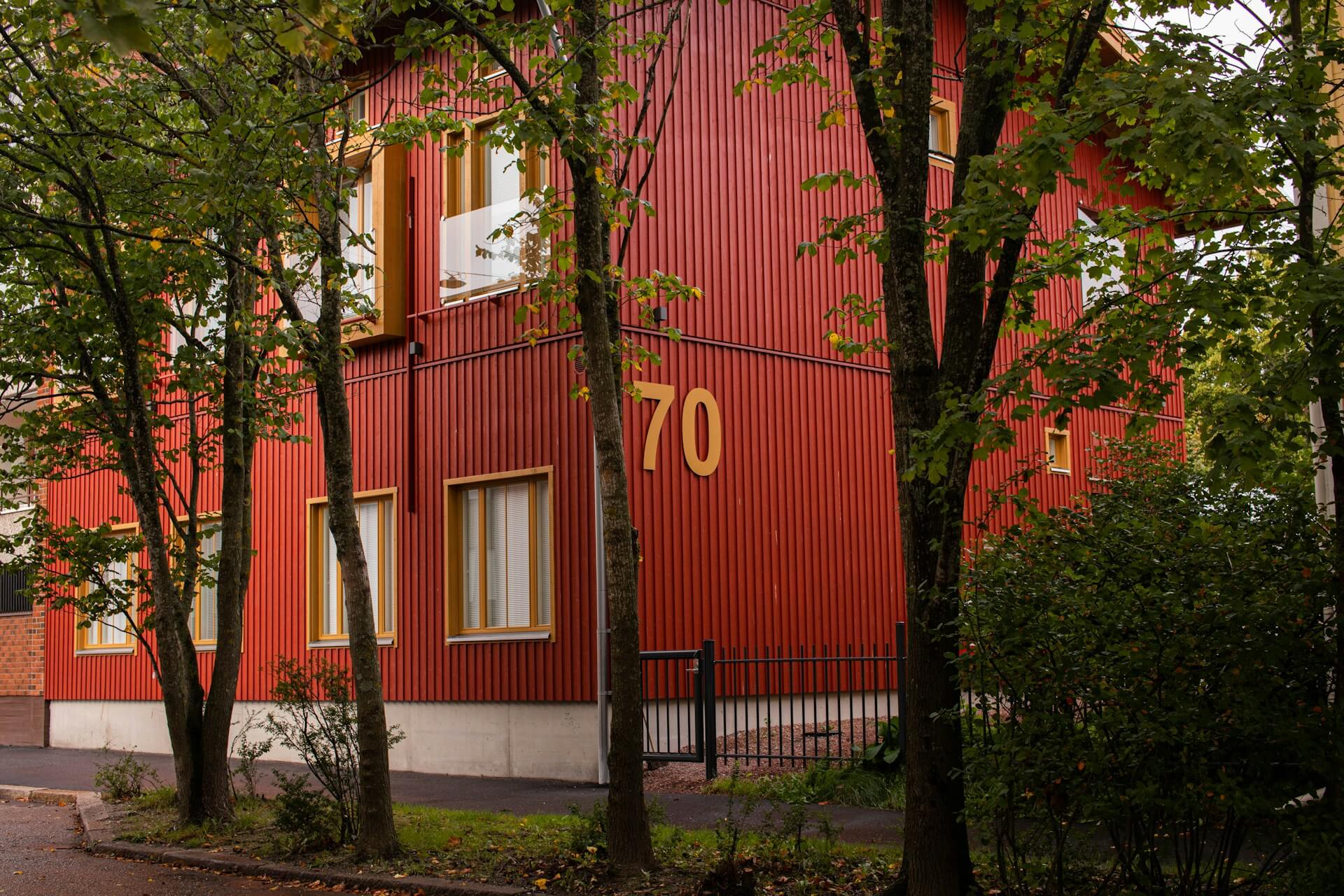 Fasadmålning av bostadsfastigheter i Stockholm.