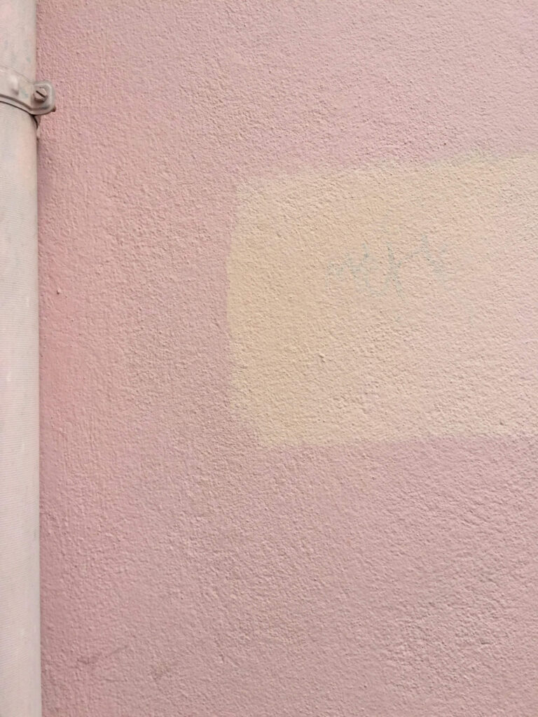 Målare har målat en vägg rosa på Gärdet i Stockholm.