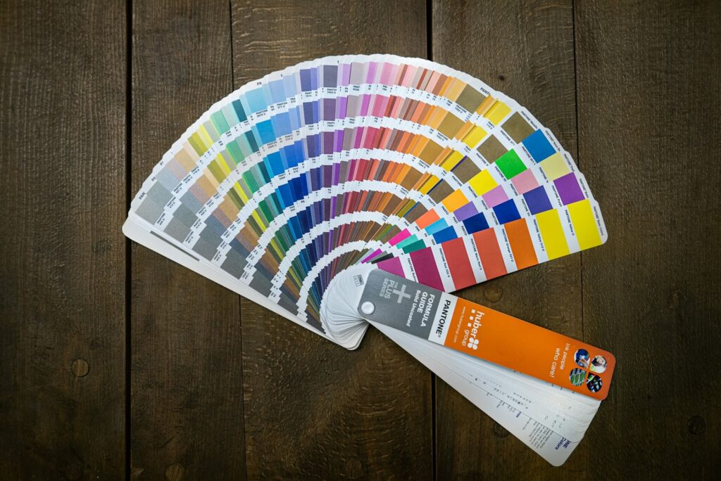 Pantone färgkarta för val av målarfärg i ett hem på Norrmalm.