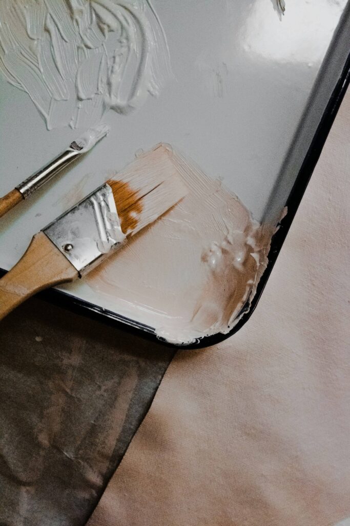 Färg för att måla om väggar beige i Skärholmen.